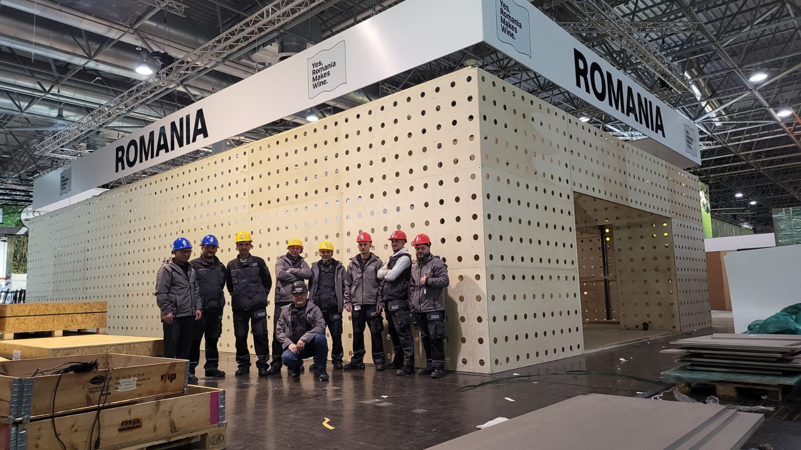 Stand expozițional România asamblat într-un spațiu de evenimente