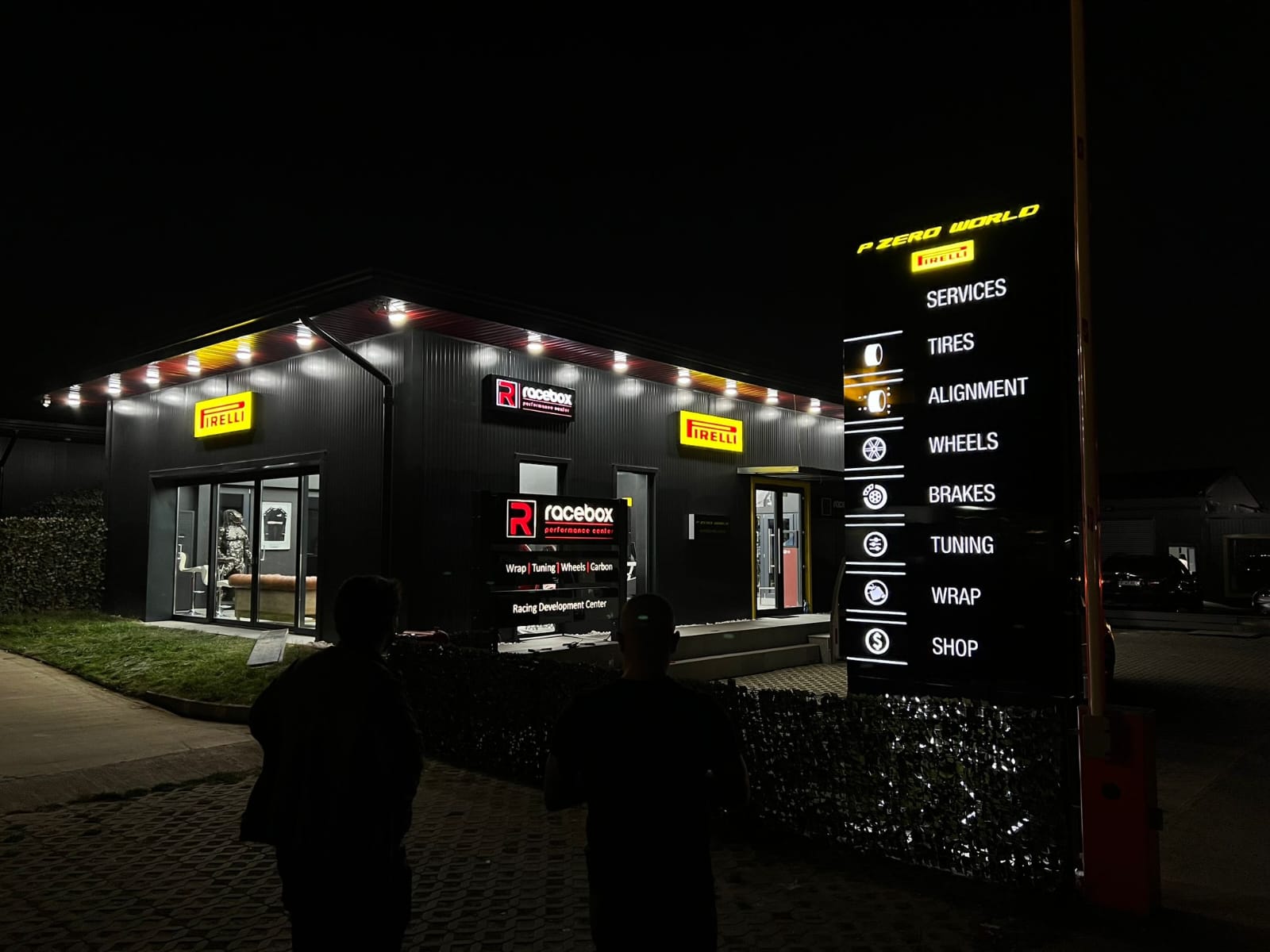 Reclamă luminoasă și signalistică instalate pe o fațadă